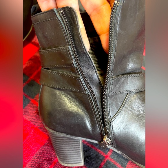 College, Women's Mid-Calf Waterproof Leather Boots ,Size 7 W, in great condition - Picture 10 of 10